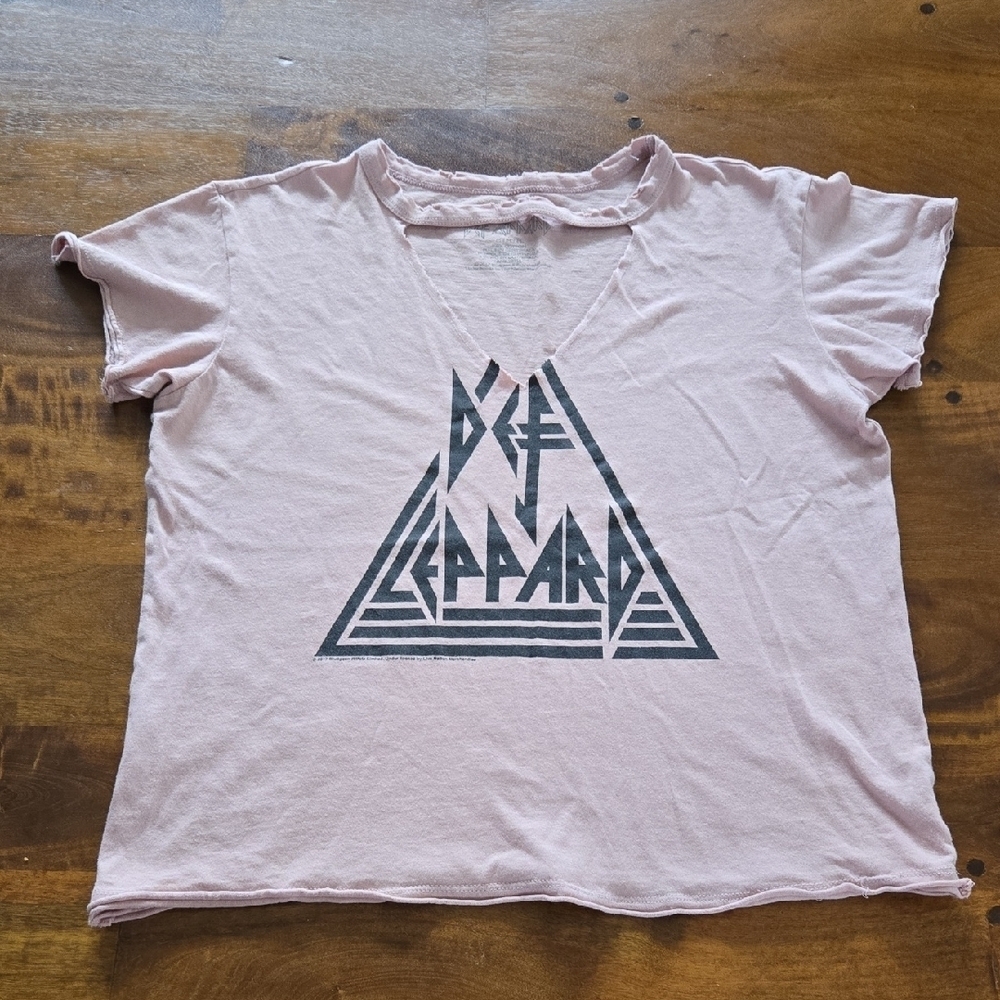 Def Leppard 100% Cotton Distressed Pink Graphic T-Shirt Size Medium